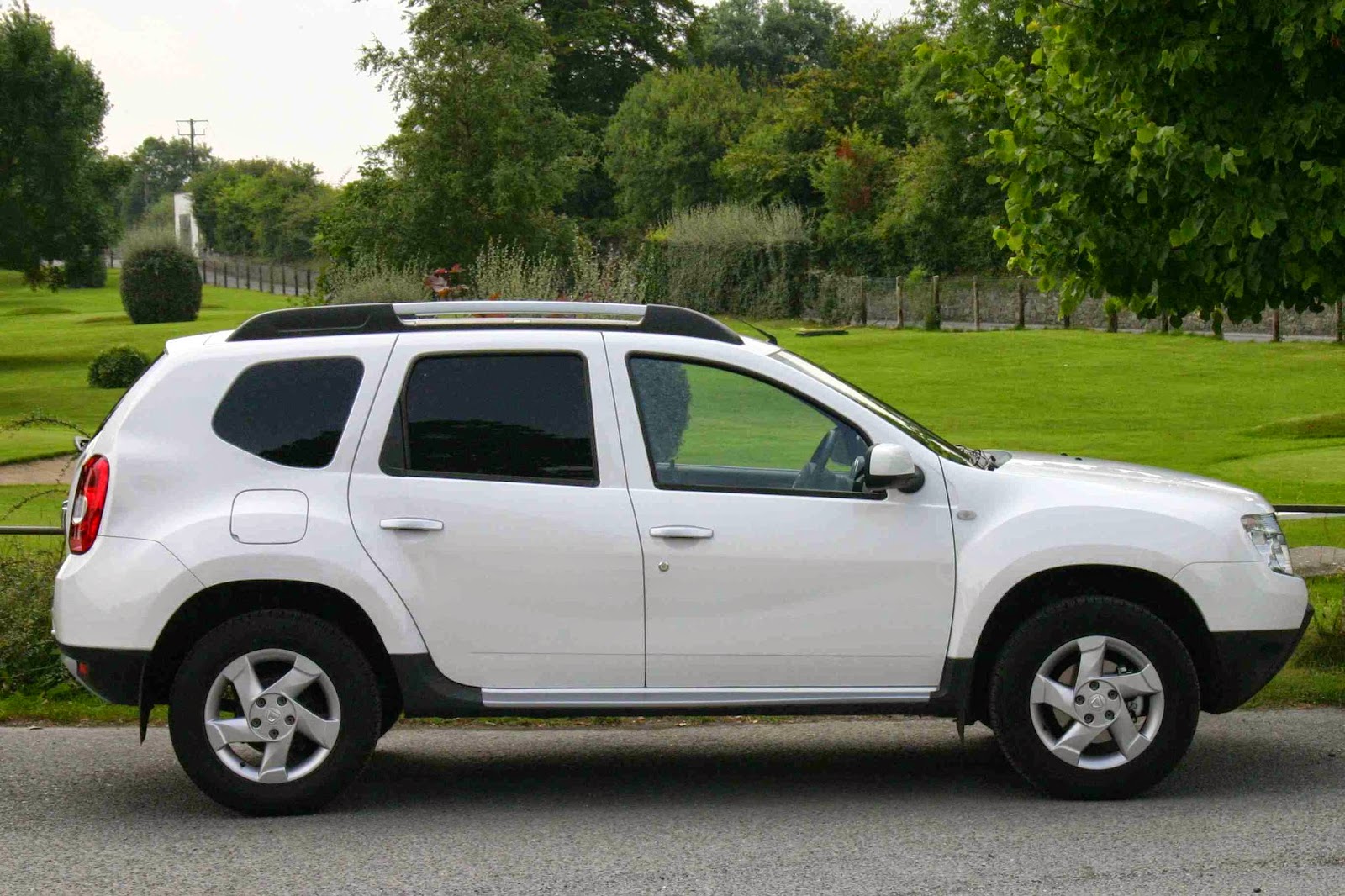 Comparison Renault Duster 2015 vs Dacia Duster 2015 4x2 SUV Drive